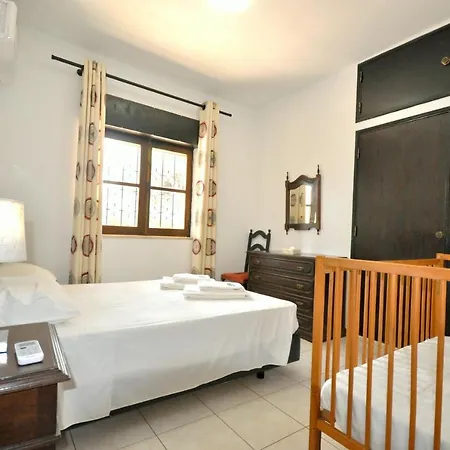 The Is Simply And Traditionally Furnished And Is On One Level With A Large Villa Quarteira