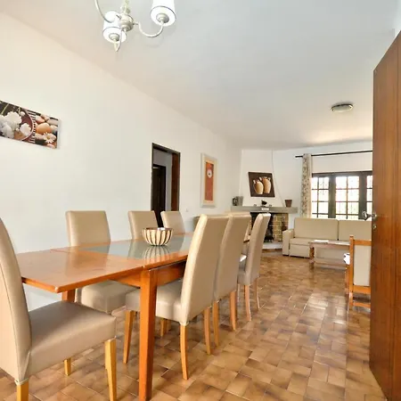 فيلة The Is Simply And Traditionally Furnished And Is On One Level With A Large *