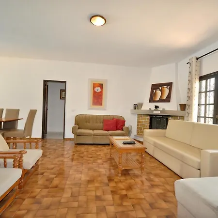 The Is Simply And Traditionally Furnished And Is On One Level With A Large * كوارتيرا