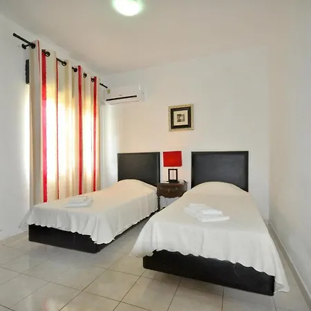 فيلة The Is Simply And Traditionally Furnished And Is On One Level With A Large