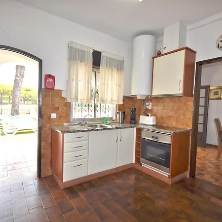 The Is Simply And Traditionally Furnished And Is On One Level With A Large كوارتيرا